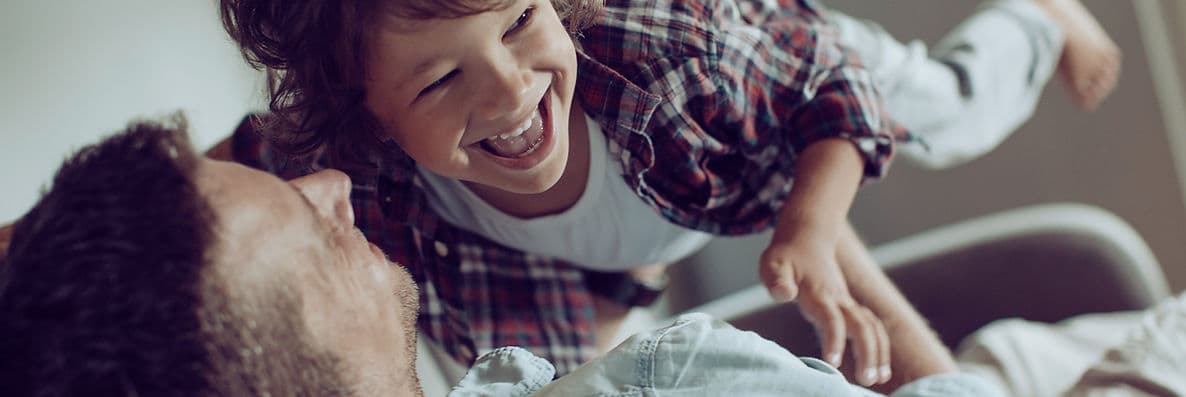 Padre e hijo jugando